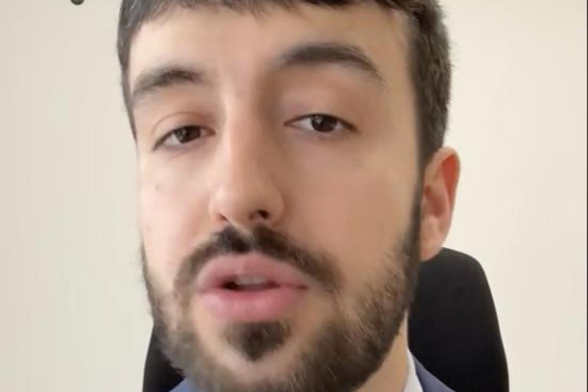 El abogado laboralista, Miguel Benito Barrionuevo, en su vídeo de TikTok.