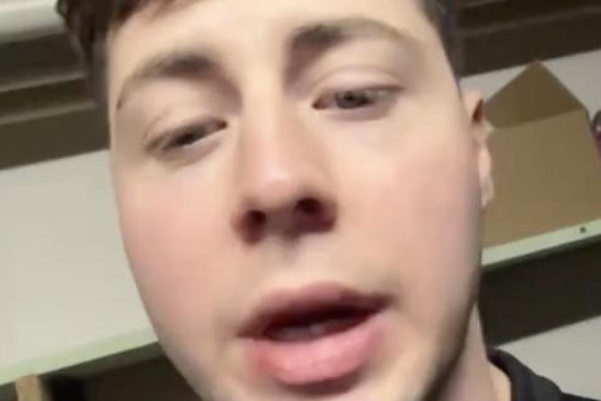 El joven español que vive en Suiza, en su vídeo de TikTok.
