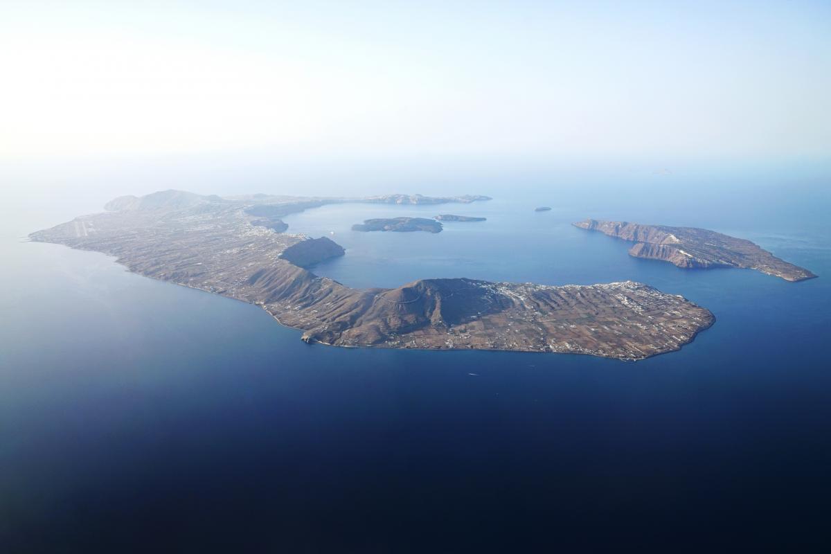 Vista aérea de la isla de Santorini, en Grecia.
