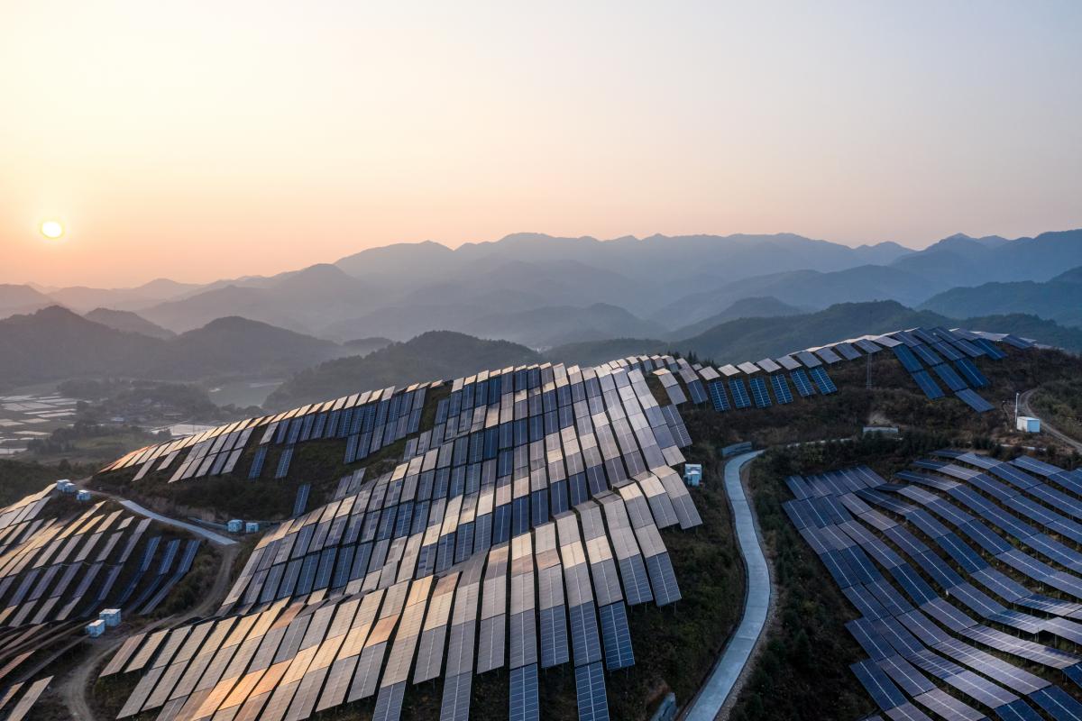 Vista aérea de una instalación de paneles solares en Fujian (China).