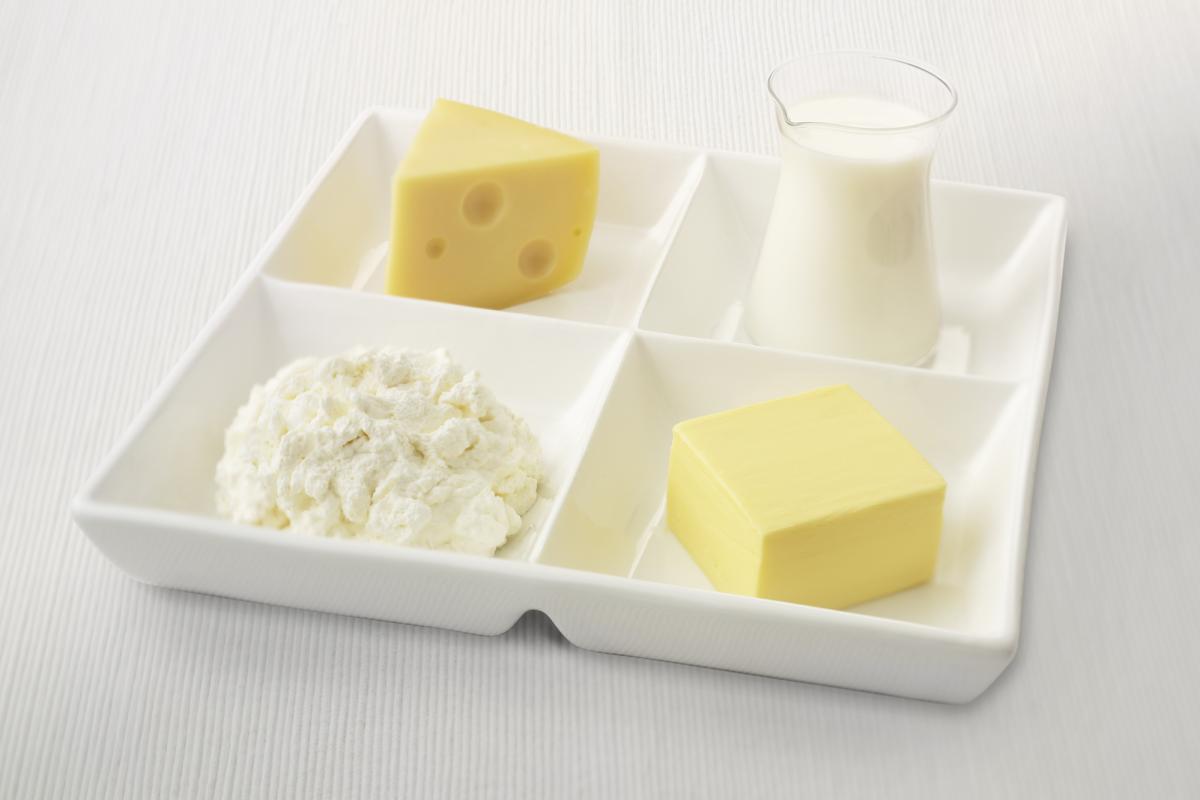 Plato con queso gruyere, requesón, leche y mantequilla.