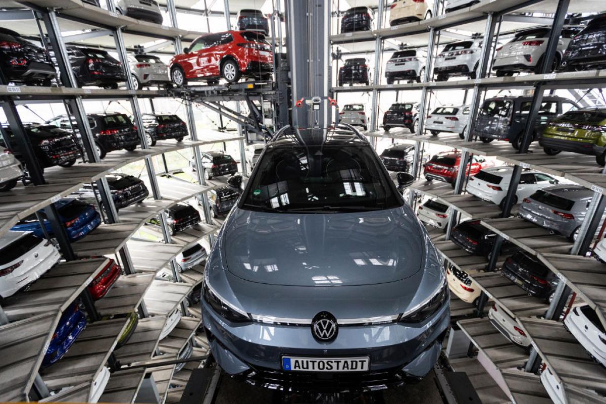 Un automóvil de Volkswagen en una plataforma elevadora en el interior de una de las torres de exhibición gemelas de la fábrica de la marca alemana en Wolfsburg, Alemania.