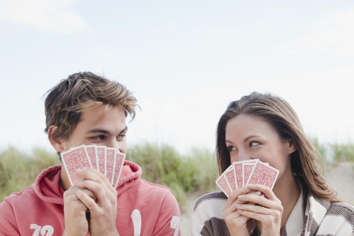 Un hombre y una mujer juegan a las cartas.