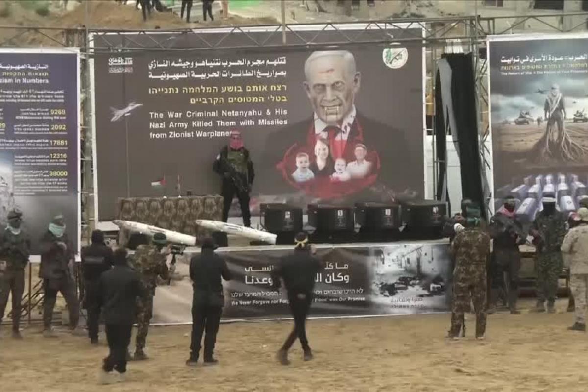 Ceremonia de entrega de cadáveres de rehenes israelíes, por parte de Hamás.