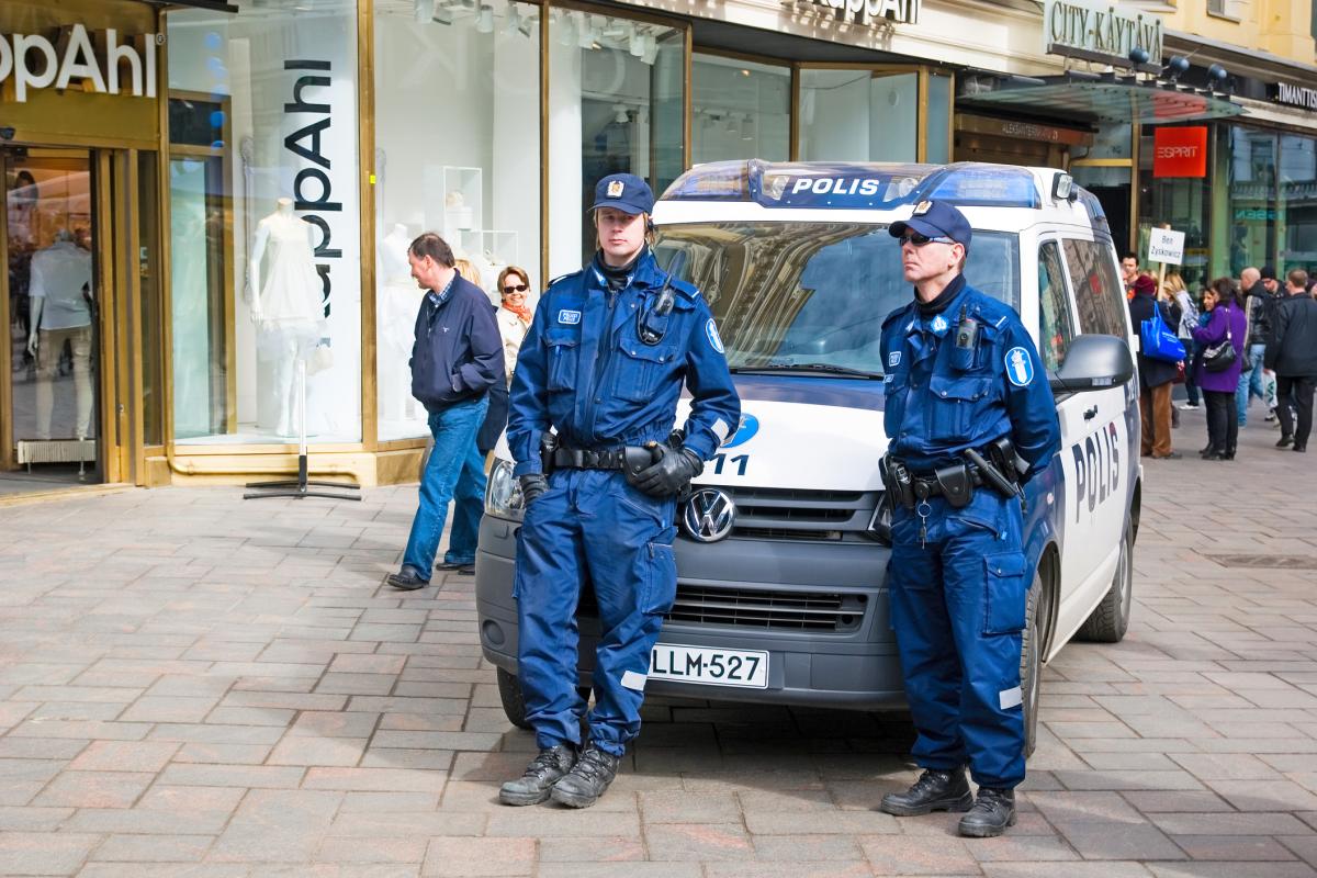 Imagen de archivo de dos agentes de la policía finlandesa en la capital, Helsinki.