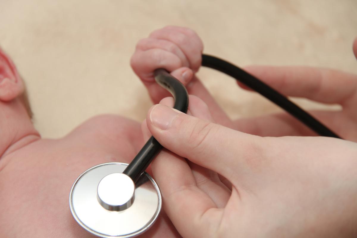 Imagen de archivo de un bebé en la consulta de un pediatra.