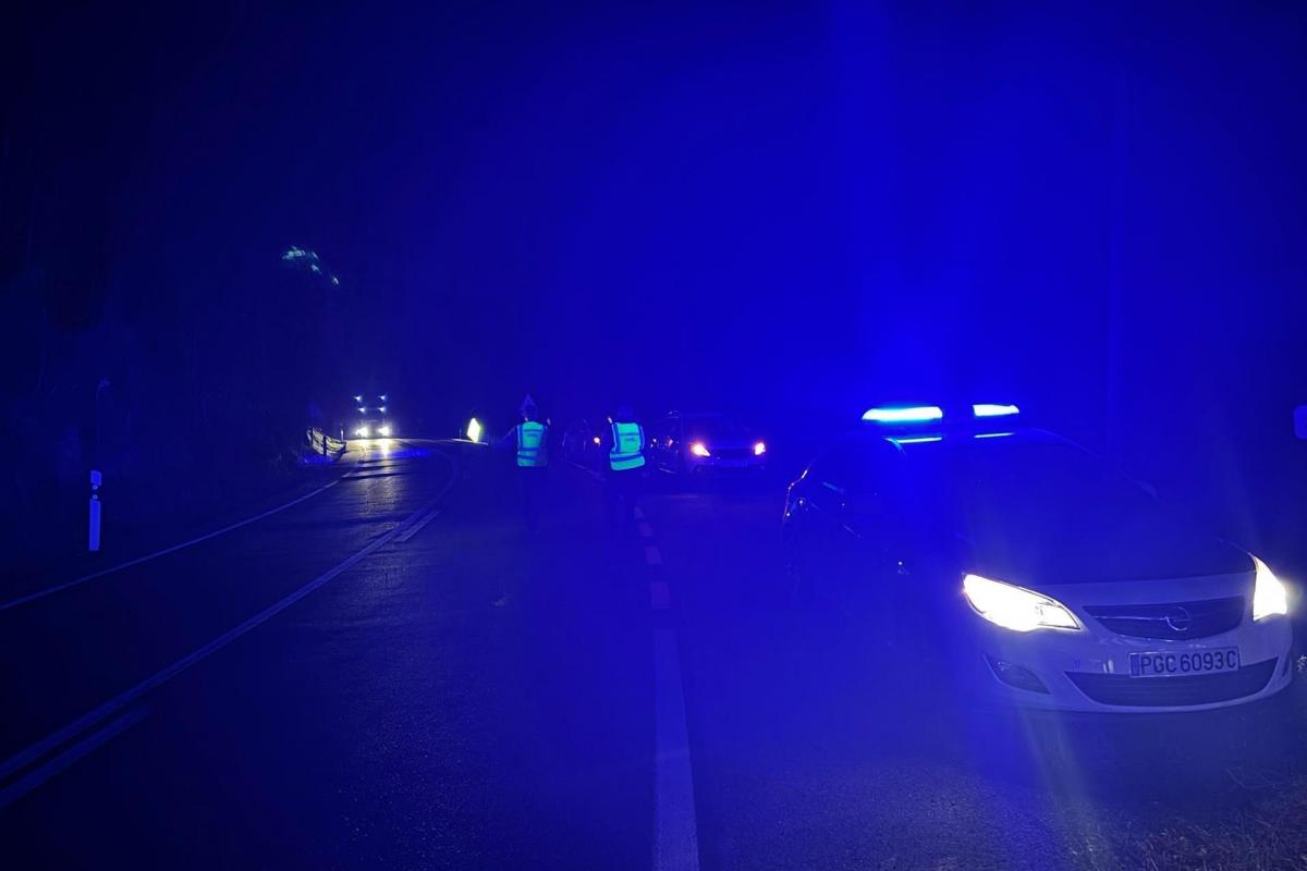 La Guardia Civil regula el tráfico cerca de la zona donde se ha precipatado el helicóptero en La Rioja