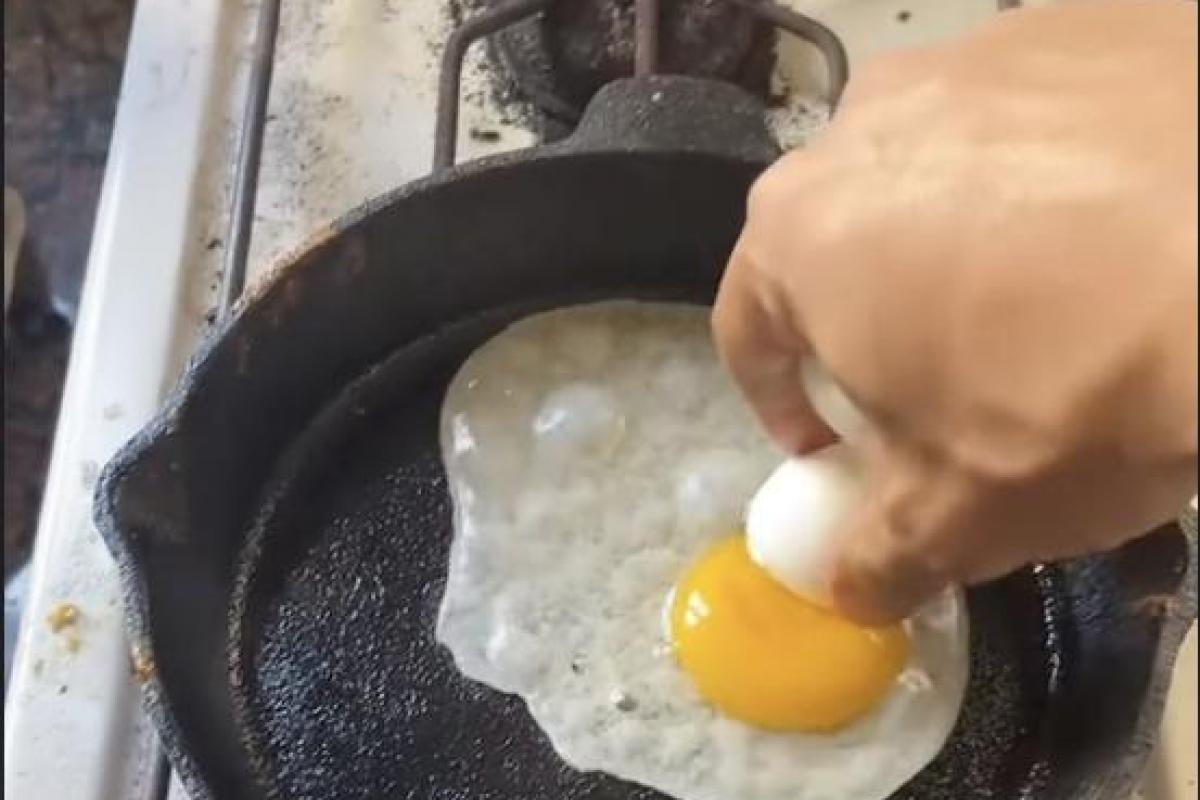 El argentino Adrix cocina sus huevos en una sartén de dudosa higiene.