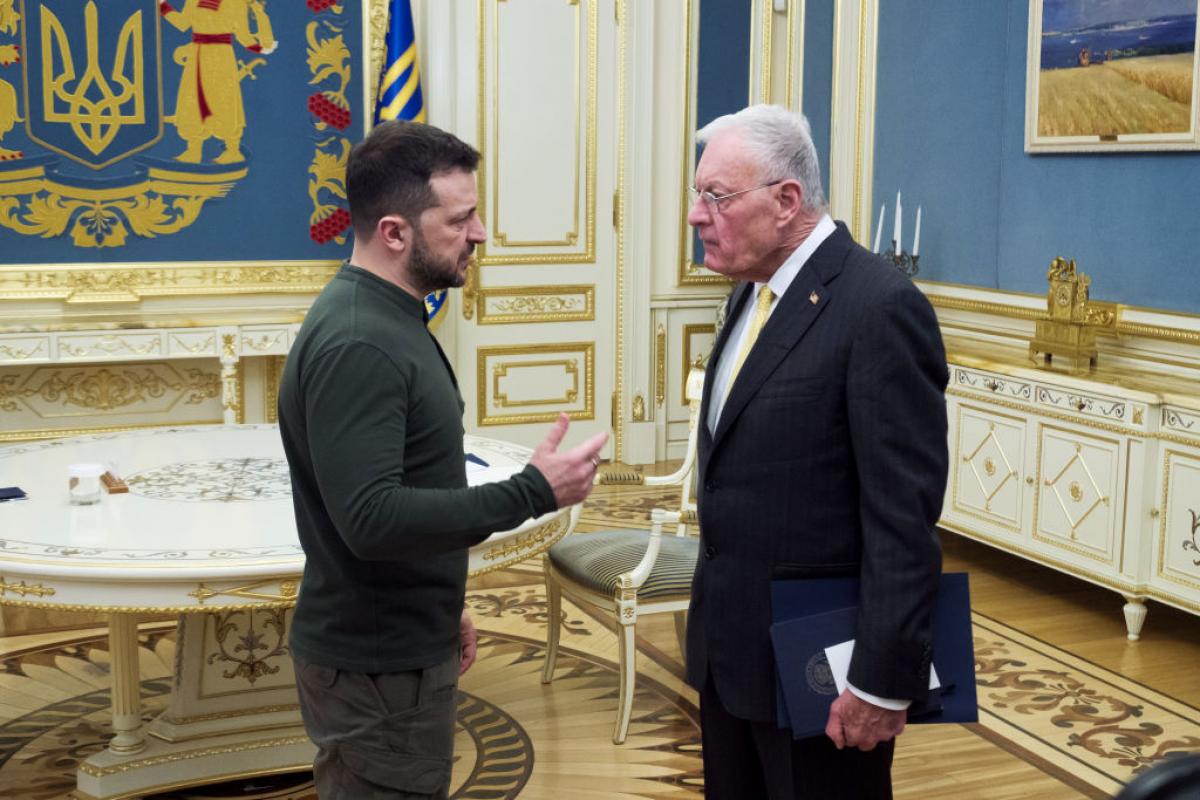 Keith Kellogg, en el despacho presidencial de Volodimir Zelenski