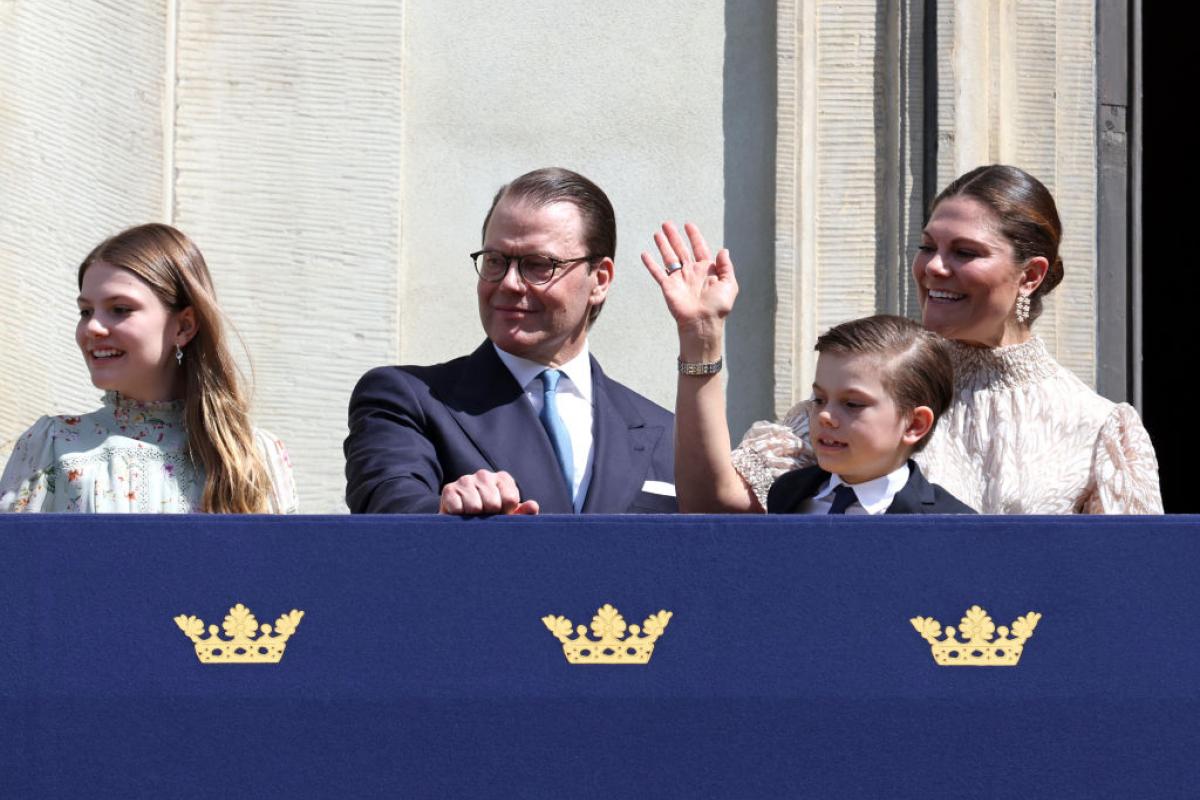 La familia real de Suecia saluda desde el balcón del Palacio Real en Estocolmo. A la izquierda, la princesa Estelle.