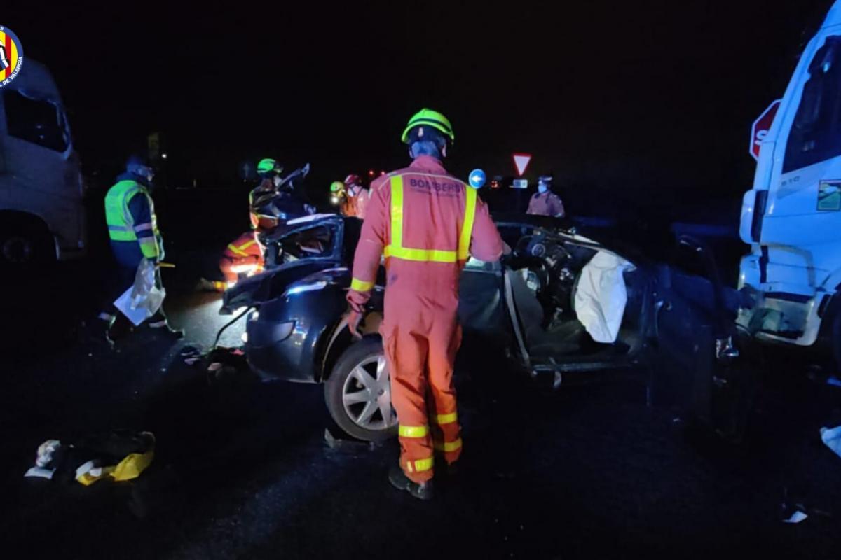 Las tres ocupantes de un vehículo que circulaba por la A7 han muerto en un accidente de tráfico ocurrido en el kilómetro 362 en el término de Benifaió (Valencia) a la una de la madrugada de este viernes. El accidente ha causado también heridas leves a una persona, mientras que otra ha resultado ilesa, según informa Tráfico, que no dispone de más datos por el momento.
