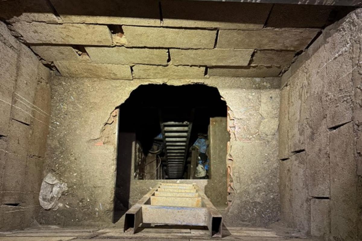 Una galería estrecha, apuntalada con maderas, de al menos 50 metros de largo y a 12 metros de profundidad, con toda probabilidad construida para introducir droga desde Marruecos a un polígono industrial ceutí. Ese ha sido el impactante hallazgo realizado este miércoles por la Guardia Civil. Es la tercera fase de la llamada 'operación Hades', surgida de una querella de la Fiscalía Anticorrupción y dirigida por la jueza de la Audiencia Nacional María Tardón, y permanece abierta a la espera determinar dónde desemboca exactamente el túnel encontrado.