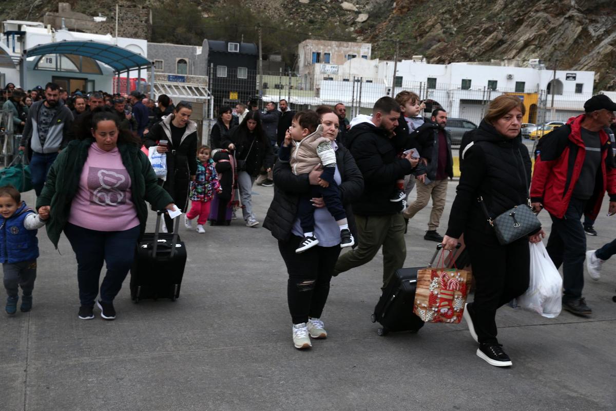 Varias personas se dirigen a bordo de un ferry para abandonar Santorini tras los terremotos que han sacudido la isla