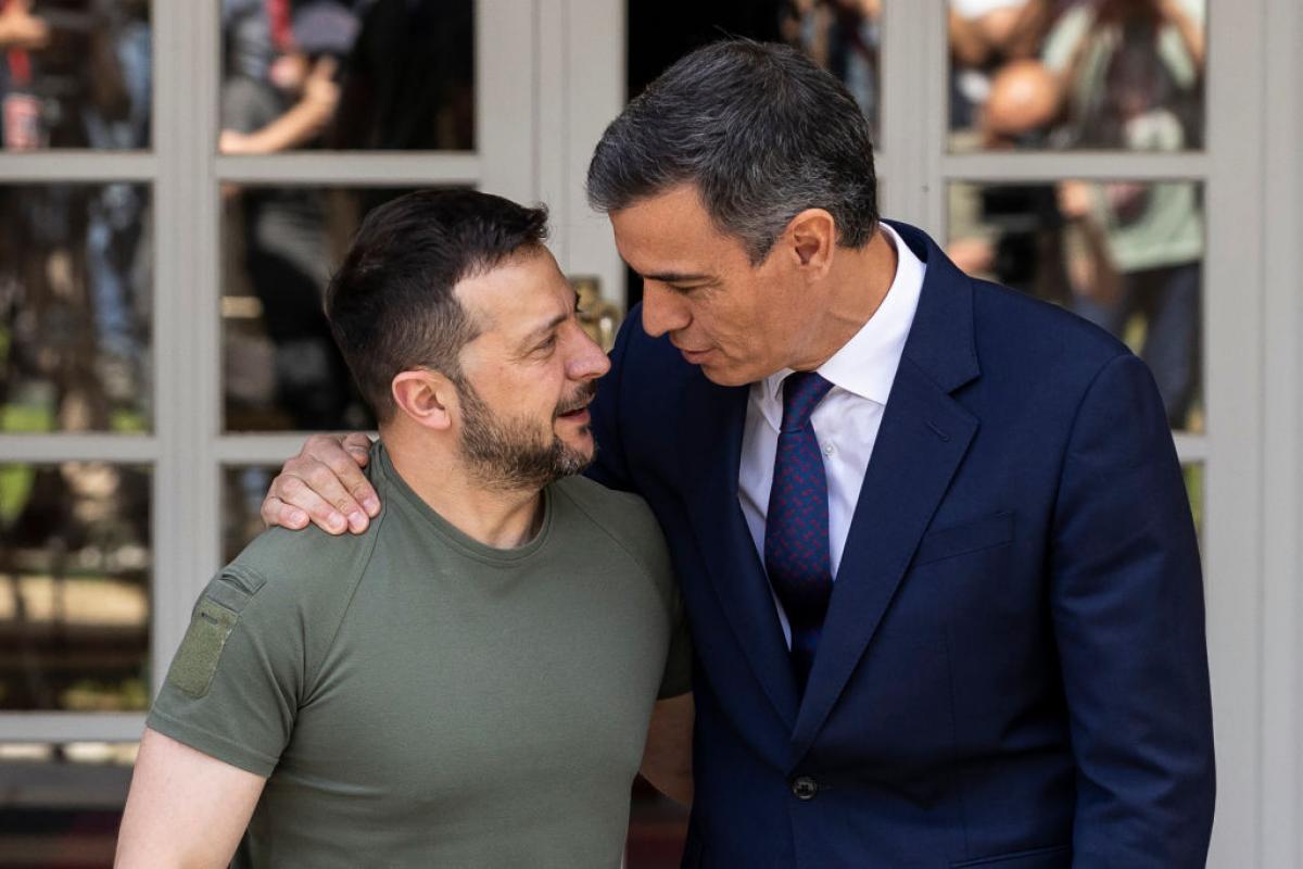 Imagen de archivo del presidente ucraniano, Volodímir Zelenski, y su homólogo español, Pedro Sánchez, durante una visita del primero a La Moncloa (España).