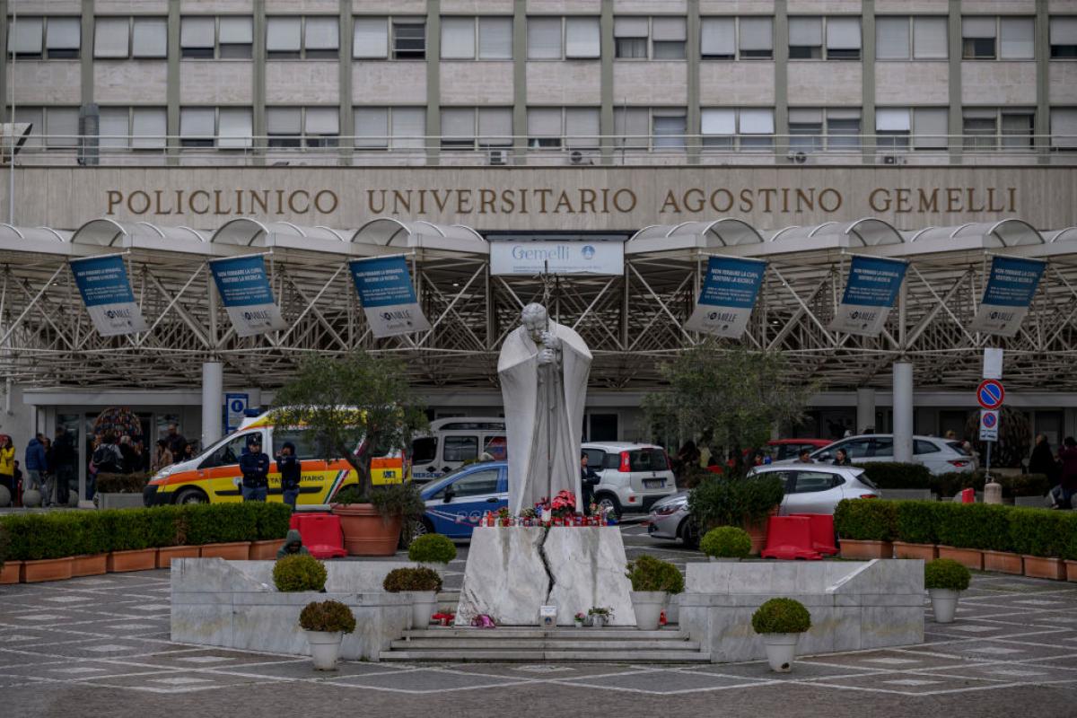 Muestras de apoyo al papa Francisco ante el hospital A. Gemelli.