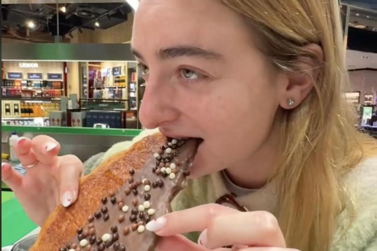 Natalia prueba uno de lo platos del restaurante de Dabiz Muñoz en Barajas.