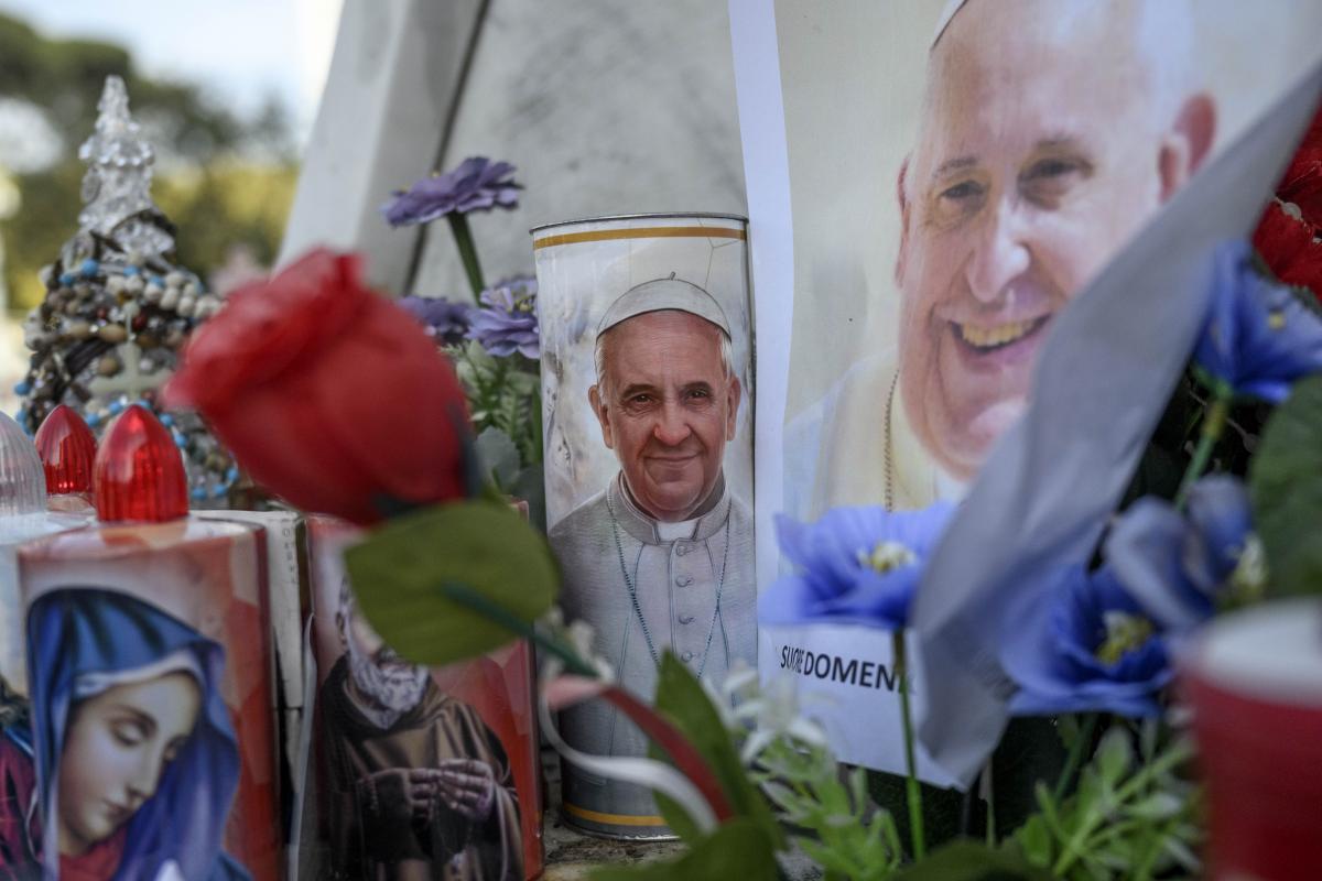 Detalle de los objetos dejados como homenaje frente al Hospital A. Gemelli de Roma, donde el papa Francisco está hospitalizado.