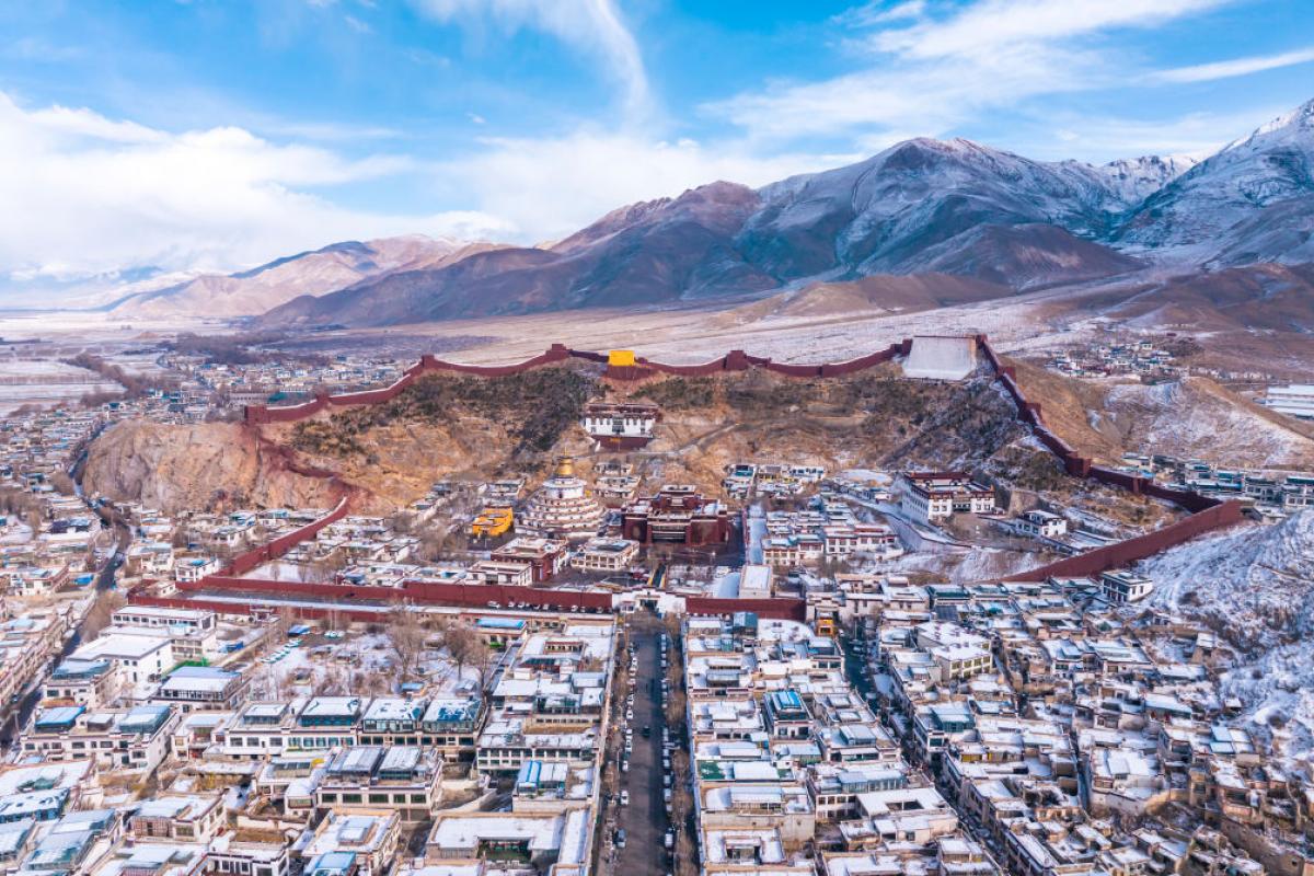 El monasterio de Palcho o Pelkor Chode, en la ciudad de Shigatse, cubierto de nieve.