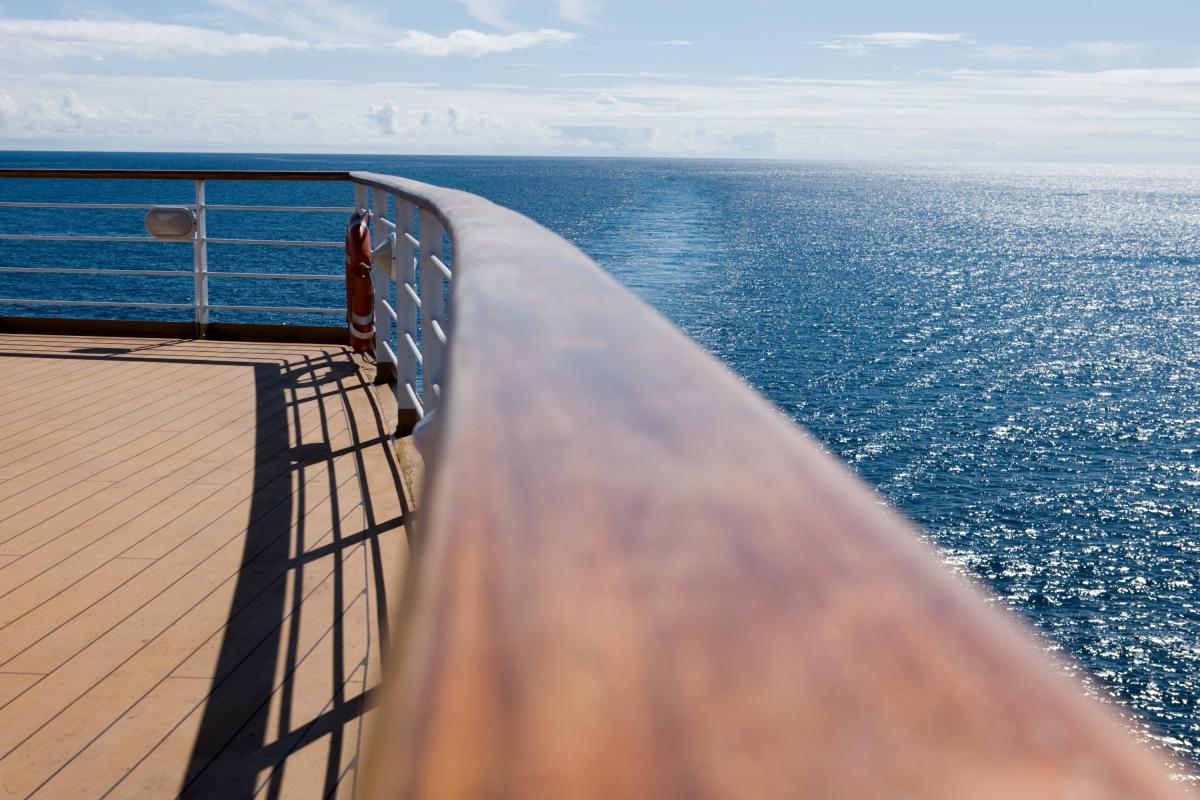 Imagen de archivo de las vistas desde la cubierta de un crucero.