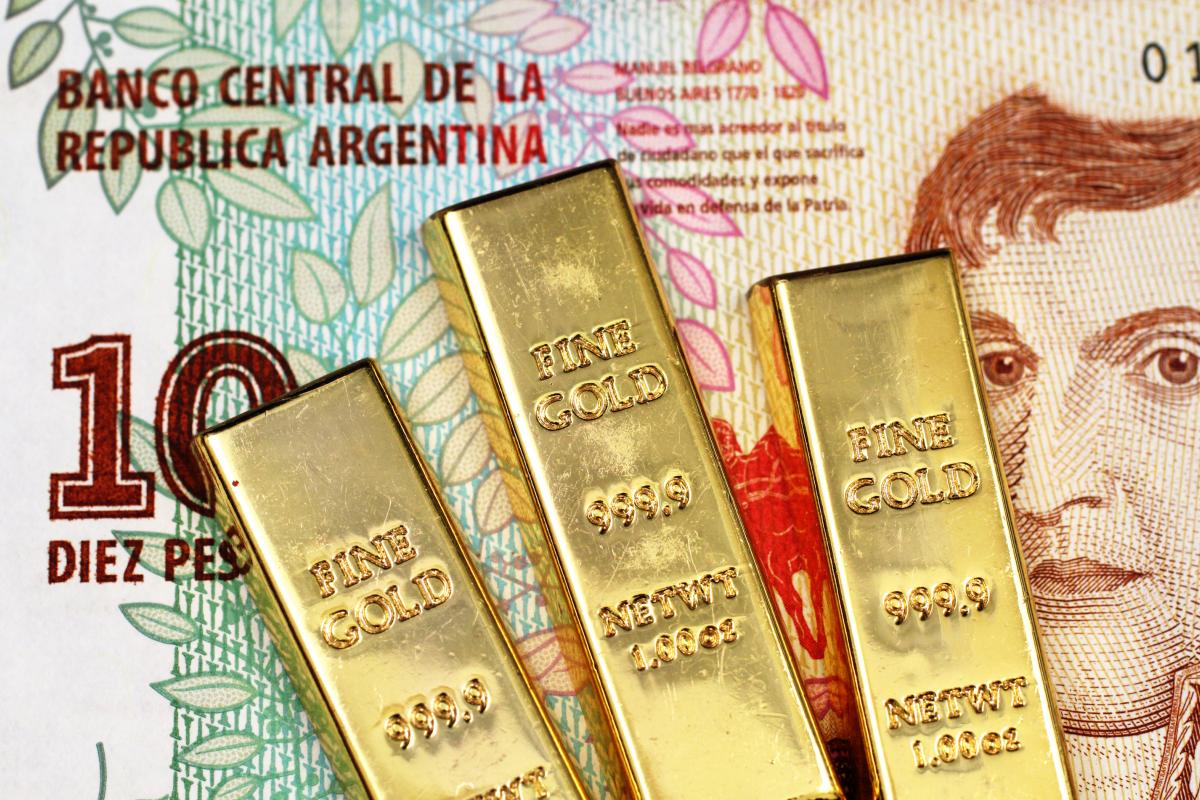 Imagen de lingotes de oro sobre un billete de 10 pesos de Argentina.