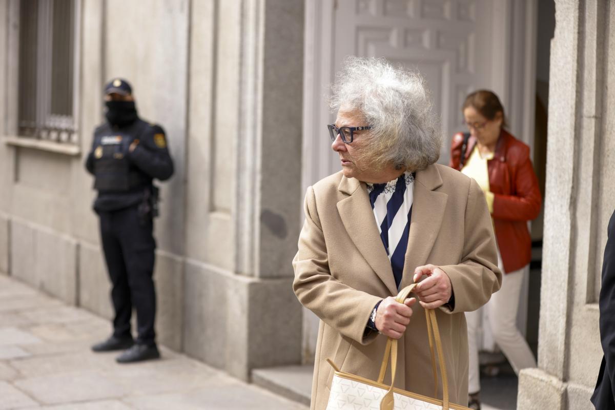 MADRID (ESPAÑA), 25/02/2025.- Carmen Pano , la empresaria que aseguró haber entregado hasta 90.000 euros en el sede del PSOE en Ferraz, a su salida del Tribunal Supremo este martes donde continúa la investigación sobre el caso Koldo con las declaraciones de varios testigos.