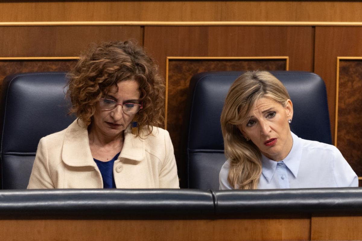 María Jesús Montero y Yolanda Díaz, con gesto serio en el Congreso