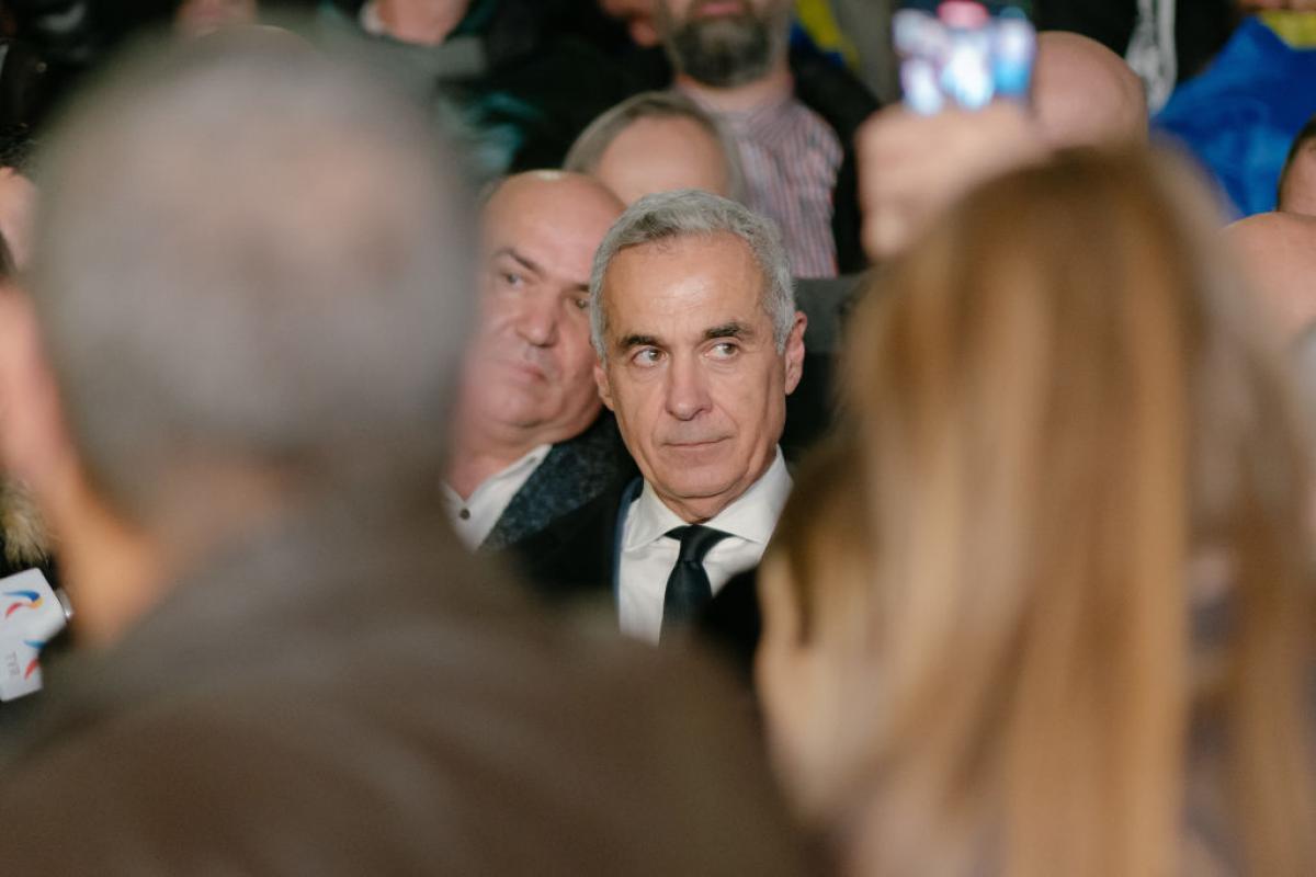 Calin Georgescu, rodeado de personas en los juzgados de Bucarest