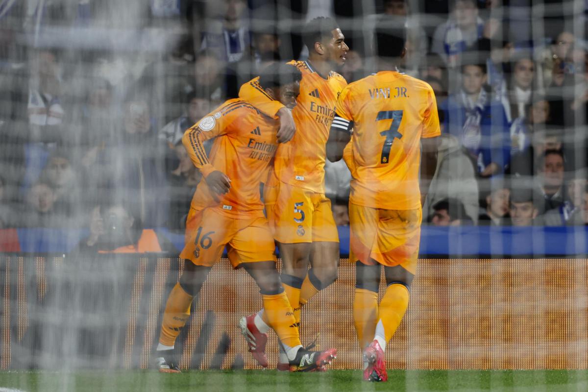 El delantero brasileño del Real Madrid Endrick celebra su gol, primero del equipo blanco