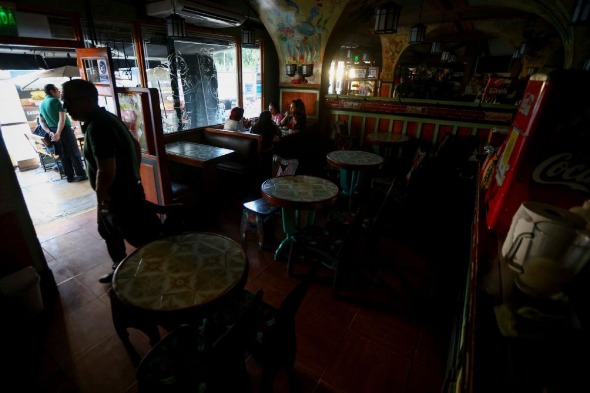 Interior a oscuras de un restaurante en Viña del Mar que se ha quedado sin luz por el apagón.