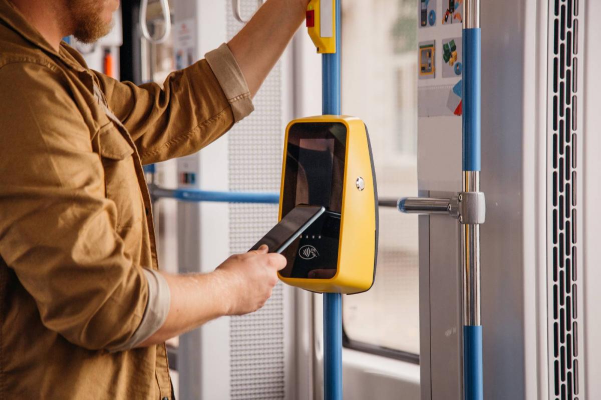 Marcando el ticket de transporte por el móvil