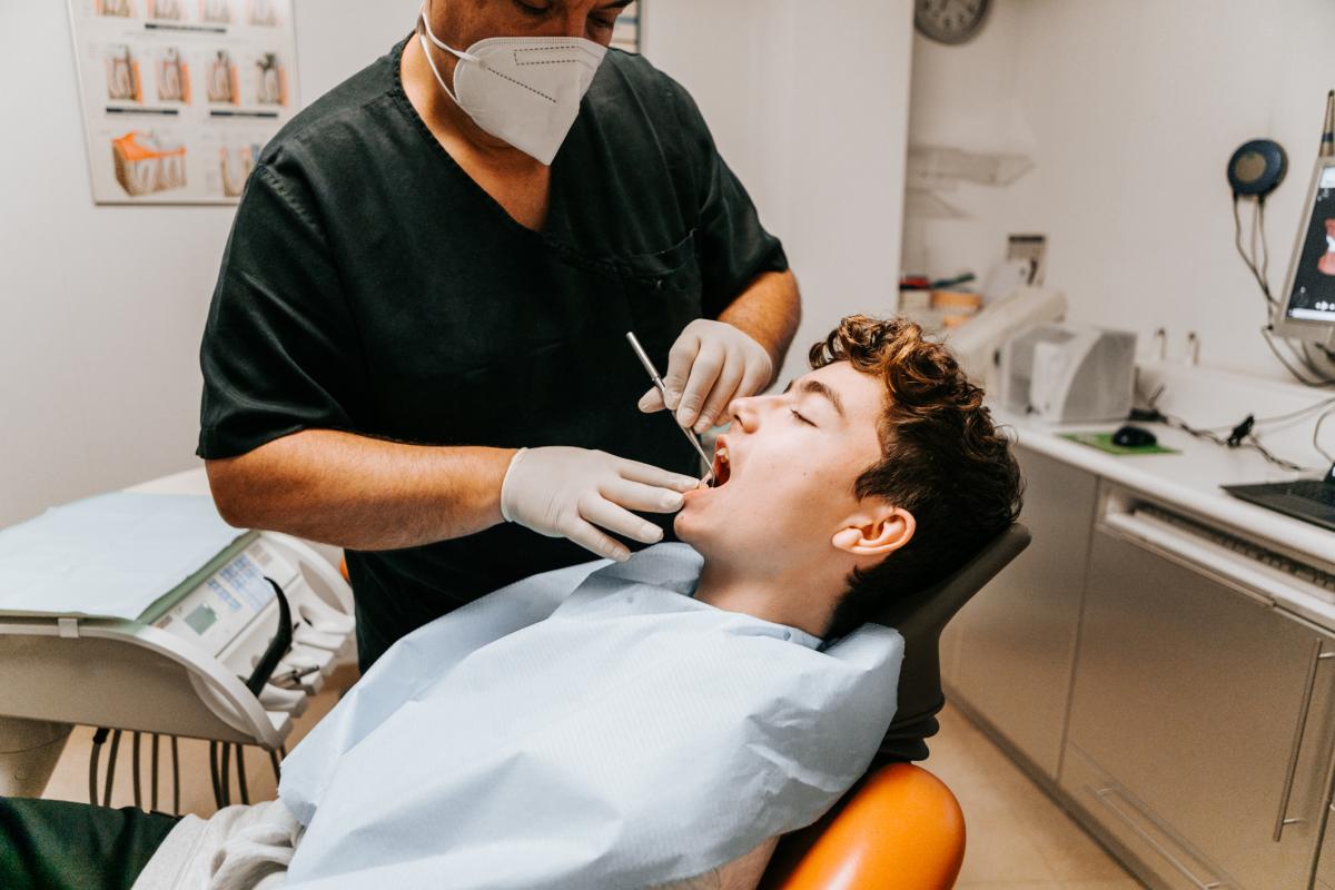 Un joven en el dentista, en una imagen de archivo.