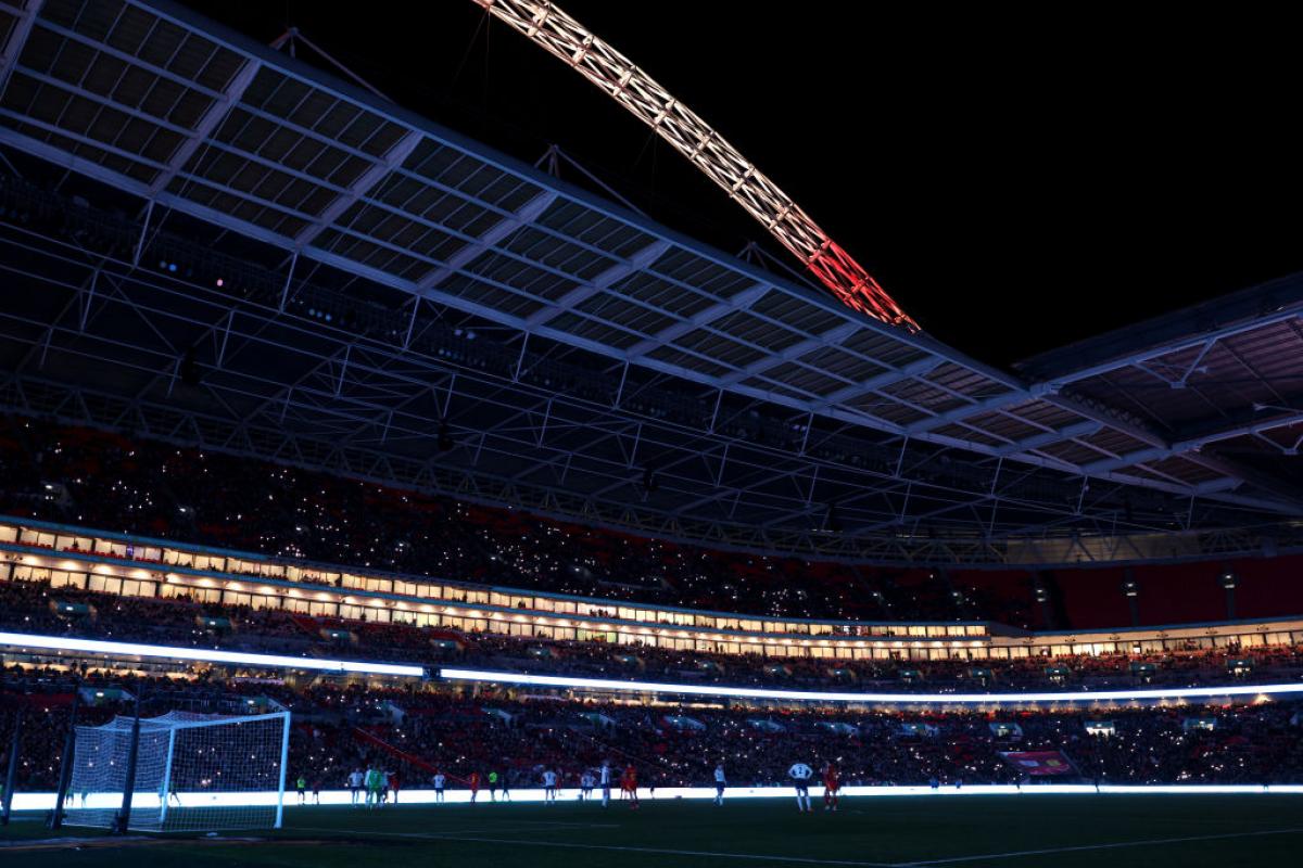 Wembley se queda sin luz en un momento del partido de la Nations League femenina