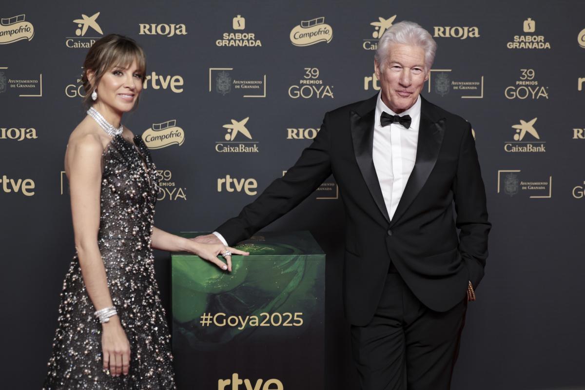 Richard Gere y Alejandra Silva, en los Goya 2025.