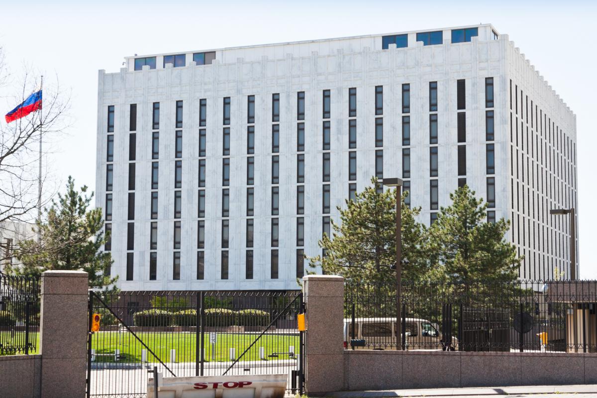 Vista exterior de la embajada de Rusia en Washington (EEUU).