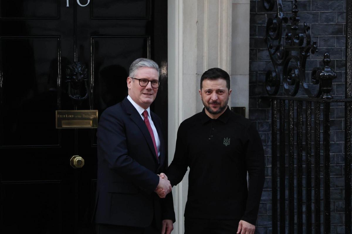 Volodímir Zelenski y Keir Starmer este sábado a las puertas de Downing Street.