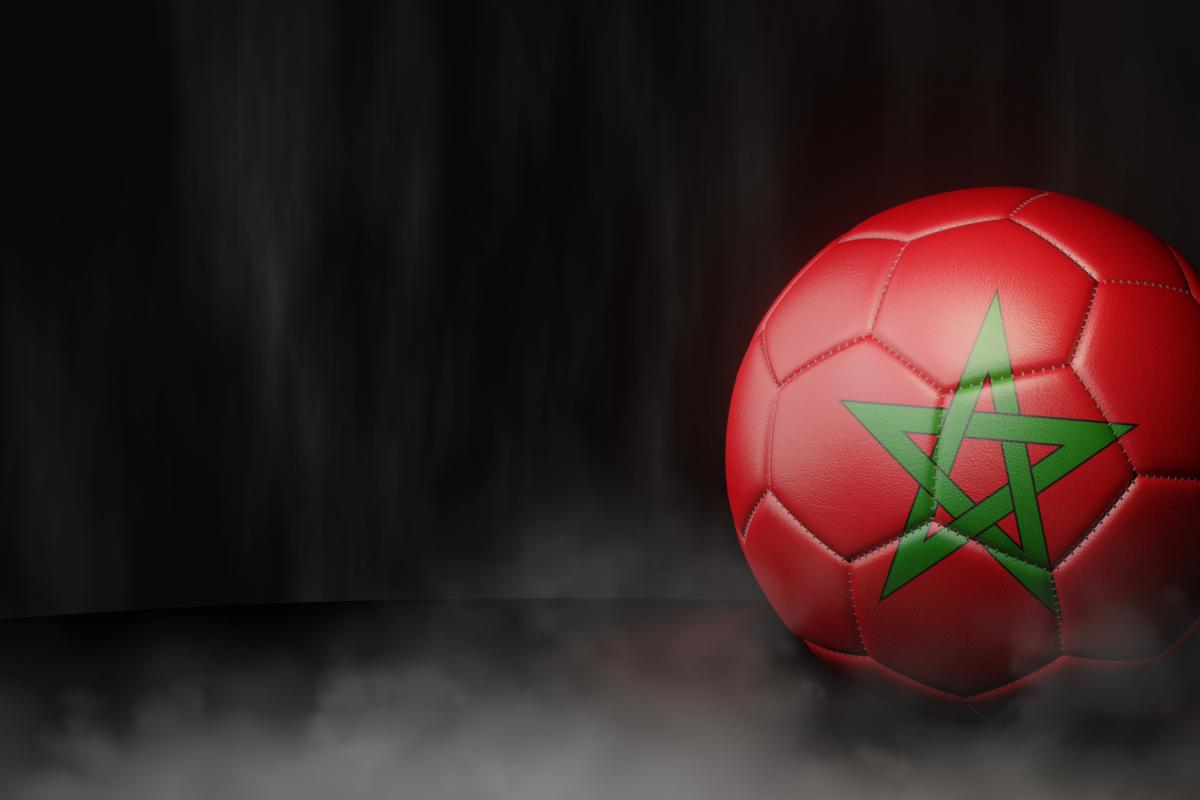 Ilustración digital de un balón de fútbol con los colores de la bandera de Marruecos.