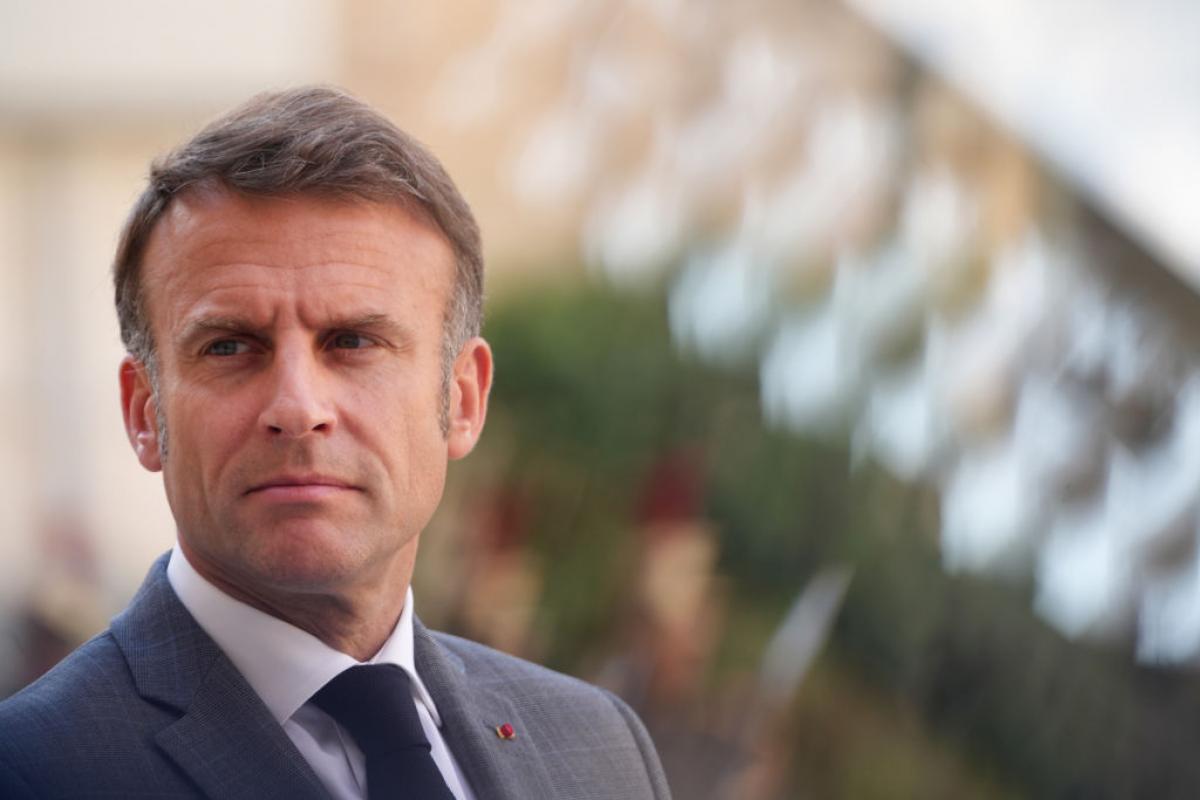 Emmanuel Macron, con gesto pensativo en el Elíseo