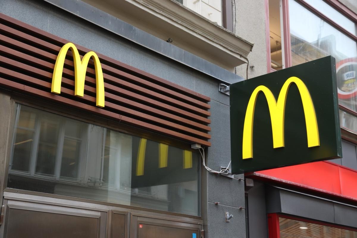 Exterior de un restaurante de McDonald's.