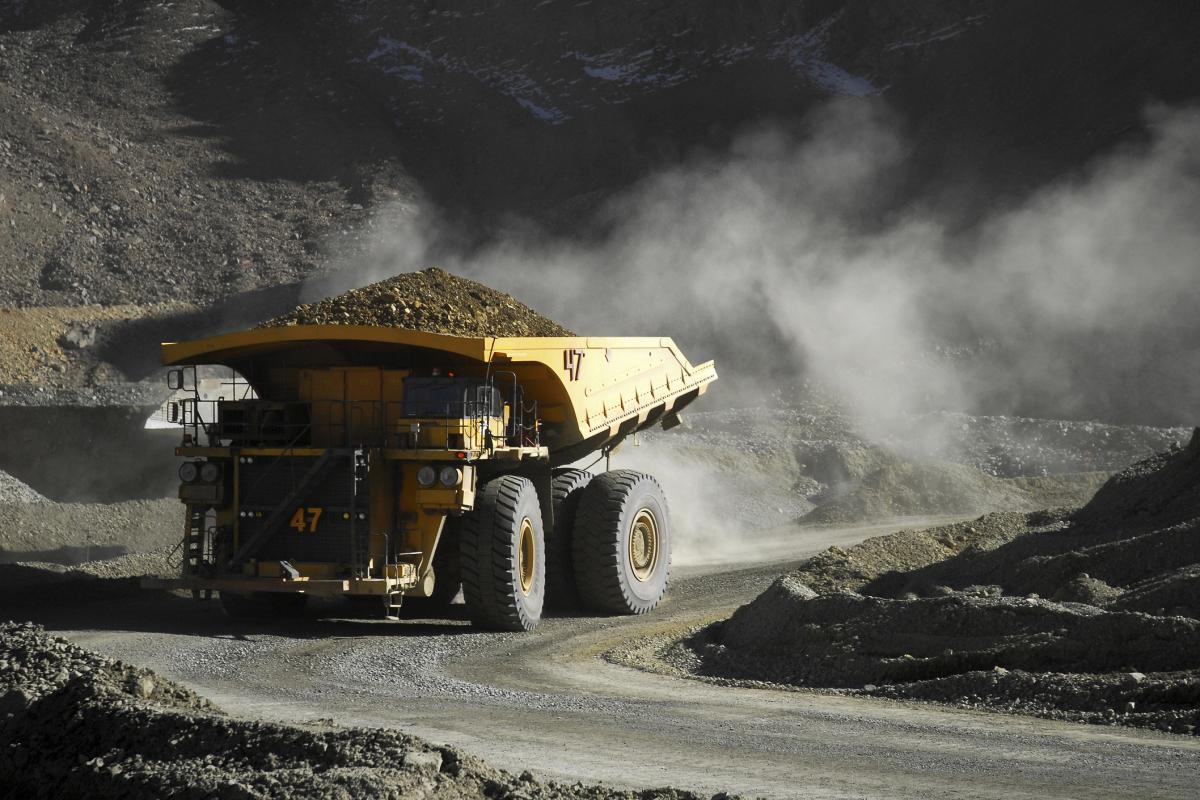 Imagen de archivo de maquinaria pesada moviendo tierras, en una explotación minera en Santiago de Chile.