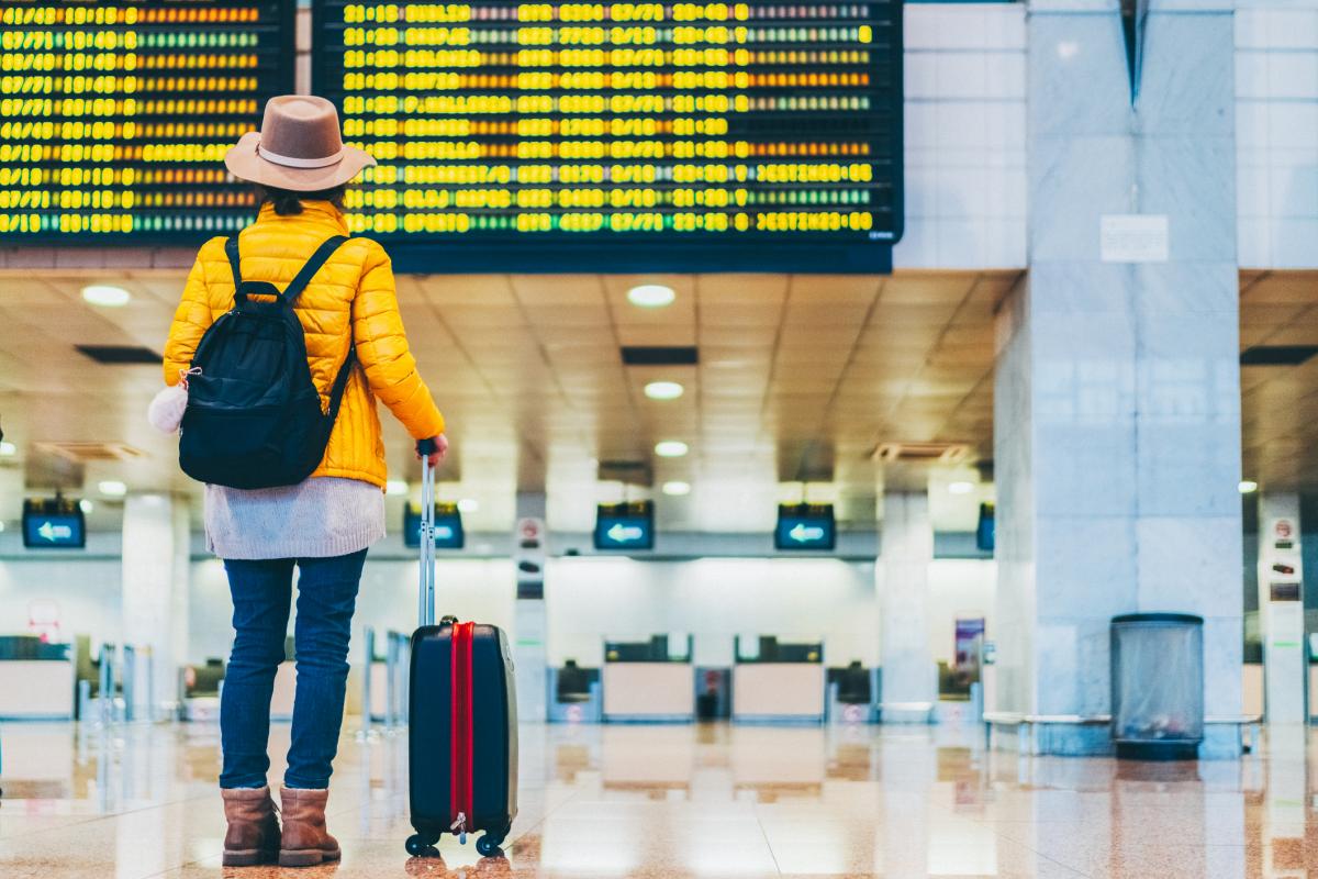 Imagen de archivo de una persona en el aeropuerto de Barcelona (Cataluña).