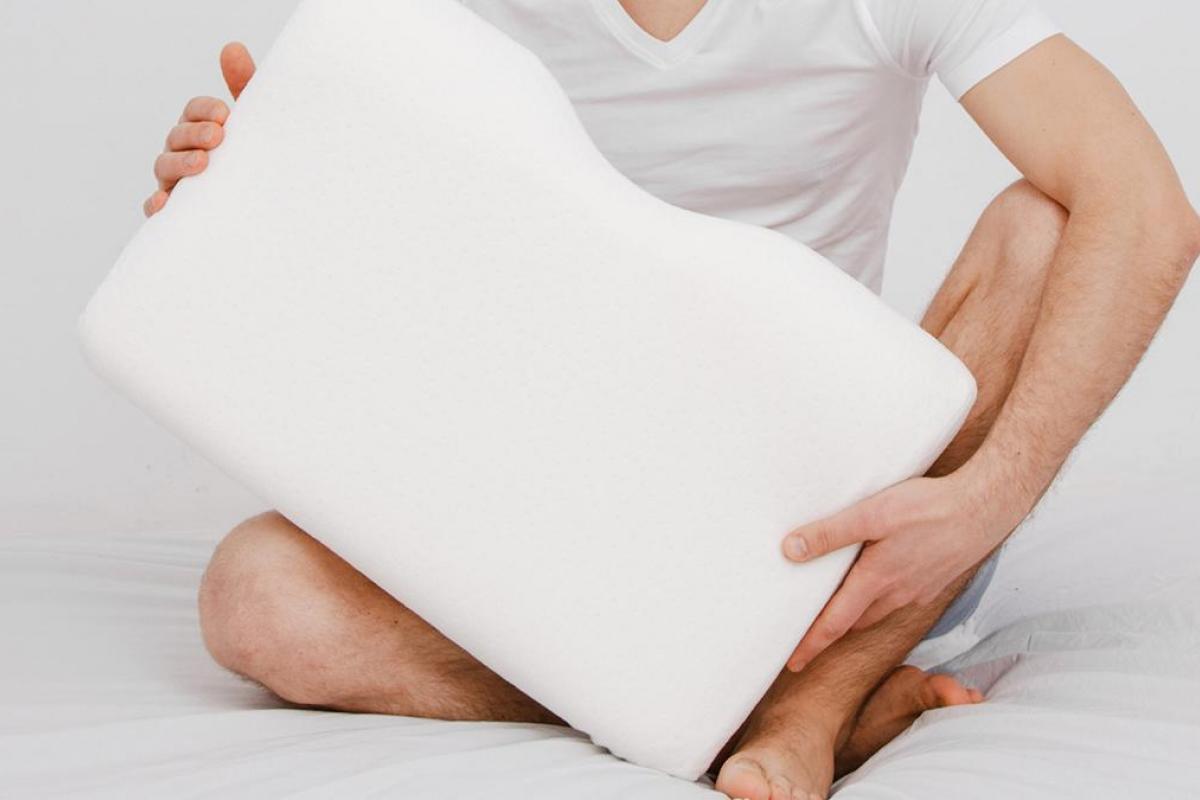 un hombre con la almohada en la mano