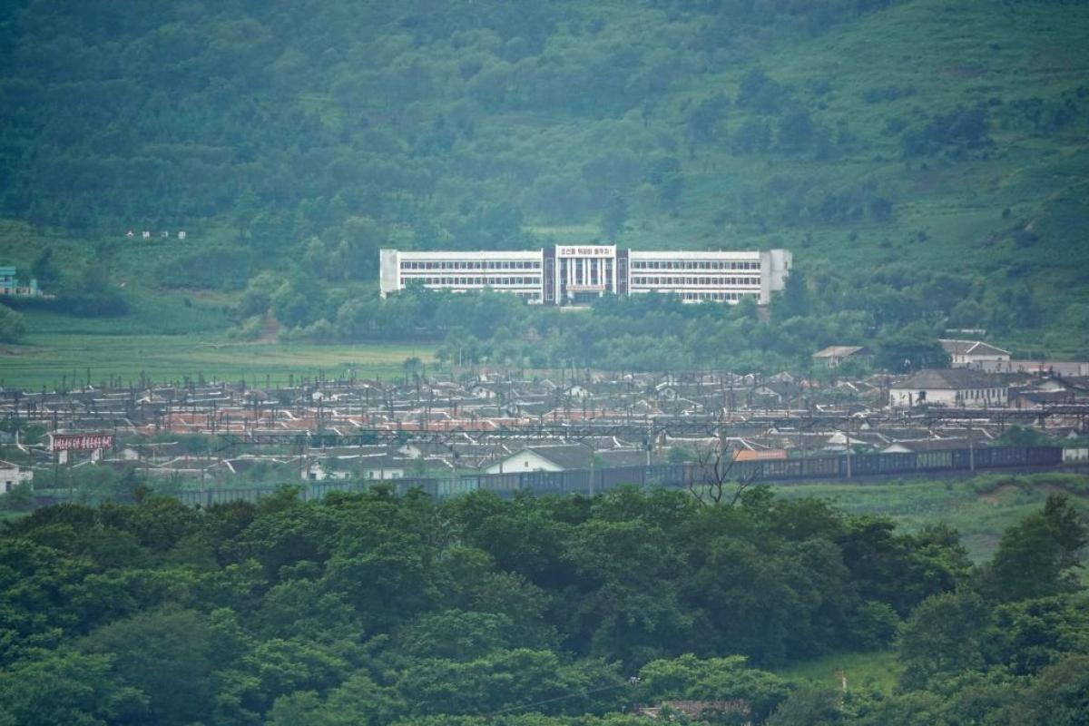 Vista de la ciudad de Rason desde la frontera china con Corea del Norte.