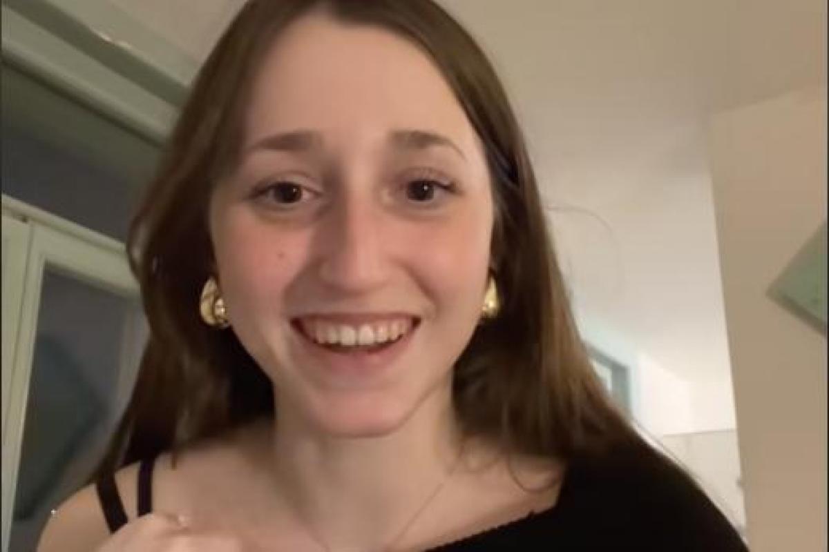 Sara, la joven española que vive en Suiza y lo cuenta en su cuenta de TikTok.