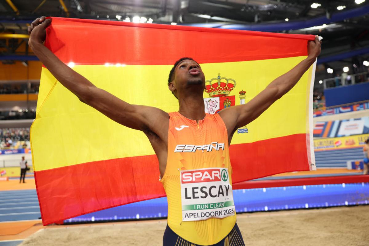 Lester Lescay posa con la bandera de España tras su bronce en Apeldoorn 2025