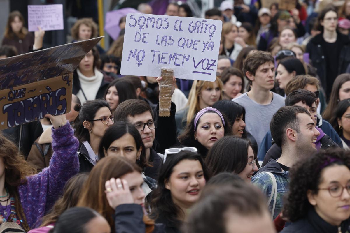 Manifestación de la Assemblea Feminista de València con motivo de la celebración del Día Internacional de la Mujer, este sábado en Valencia.