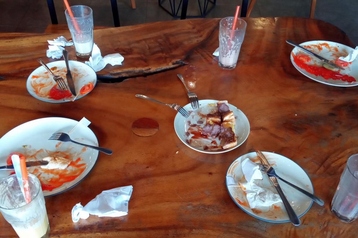 Mesa sucia en un restaurante.