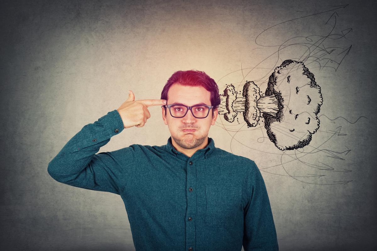 Un hombre con una imagen ilustrativa en la que se dispara a sí mismo.