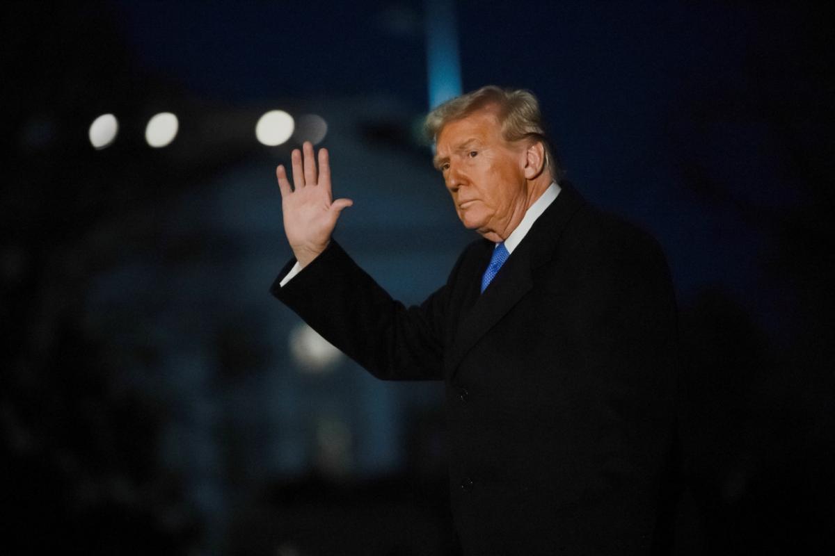 Donald Trump saluda cuando regresa a la Casa Blanca