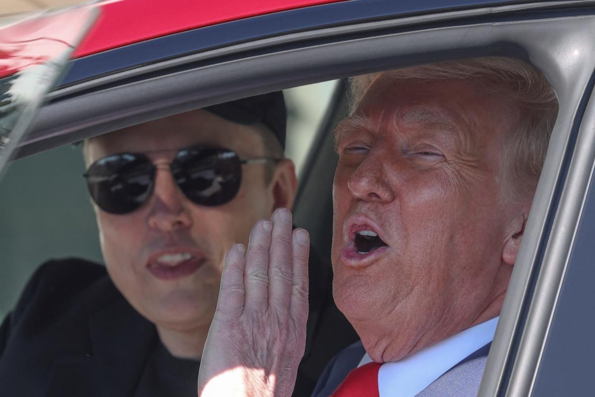 Donald Trump se sube a un Tesla en la Casa Blanca para subrayar su apoyo a Elon Musk