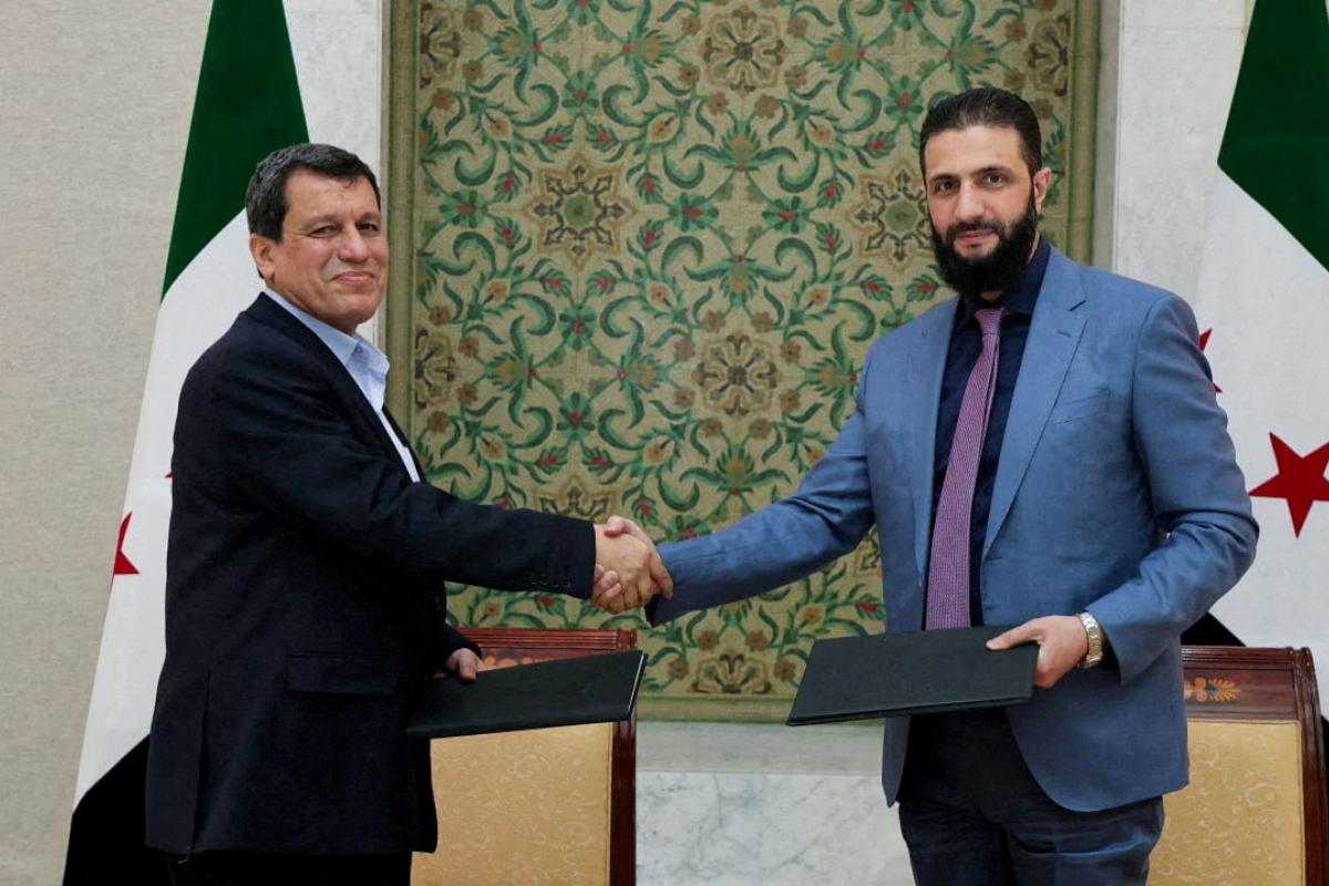 El presidente sirio, Ahmed al-Sharaa, y el comandante de las fuerzas kurdosirias, Mazloum Abdi, tras la firma del histórico acuerdo de integración en el nuevo Estado sirio.